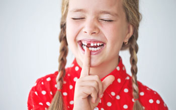 Ребёнок выбил зуб – что делать?